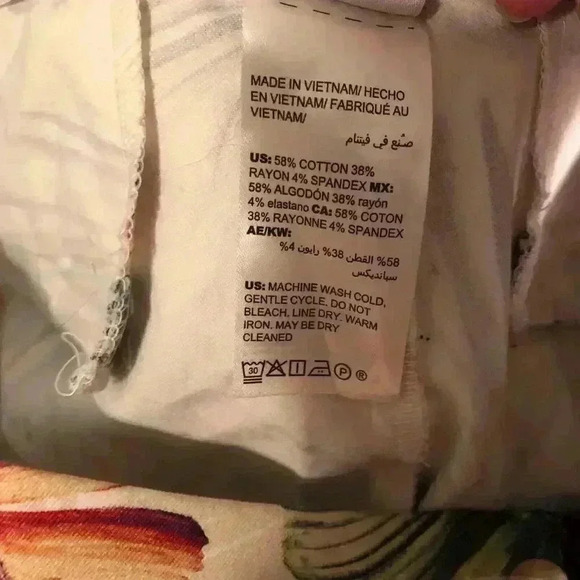 Chicos 2.5P (14P) Capris Island Tropical Jungle Leaf Print Button Front - Picture 6 of 6